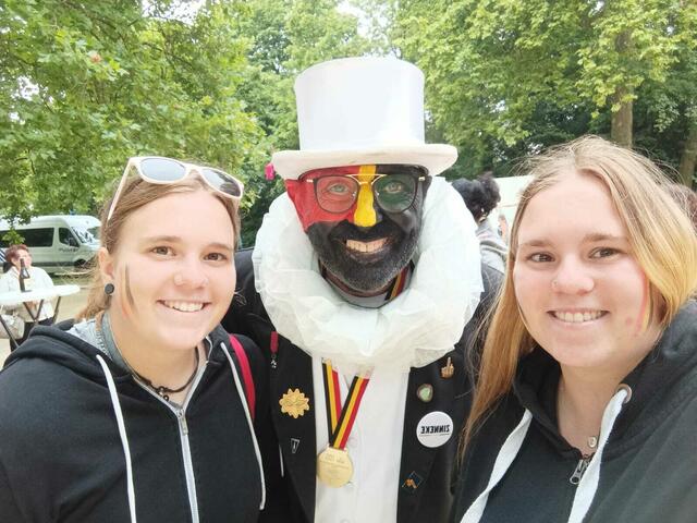 Laura und ihre Zwillingsschwester in Brüssel. | Foto: Privat 