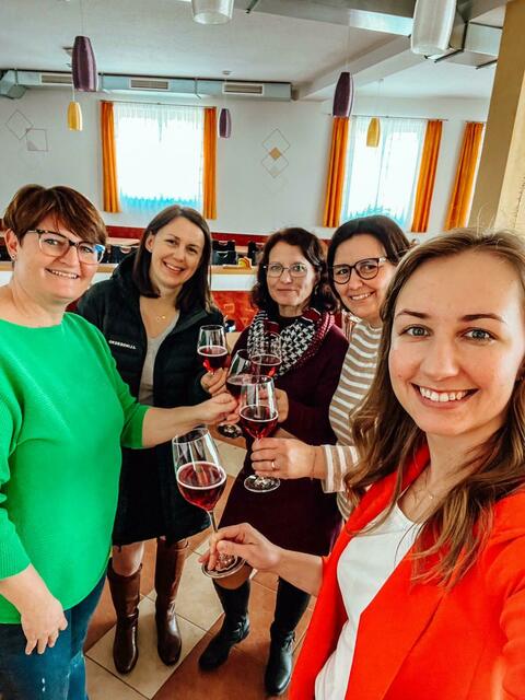 Die Organisatorinnen stießen auf eine gelungene Veranstaltung an. | Foto: Bernhard Herics