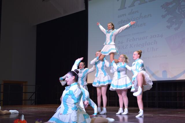 Die Gardetänzerinnen begeisterten mit ihren beeindruckenden Choreografien und Hebefiguren. | Foto: Selina Duran