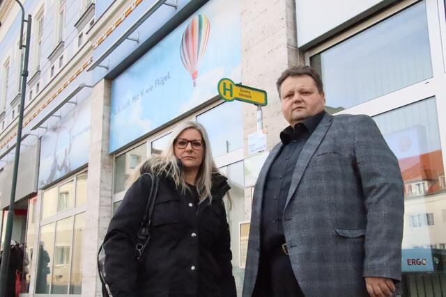 Ihren Ärger über Verschlechterungen im Wien-Busfahrplan der VBB äußerten Tagespendlerin Beate Kovacs und ÖVP-Bezirksobmann Bernd Strobl. | Foto: Martin Wurglits