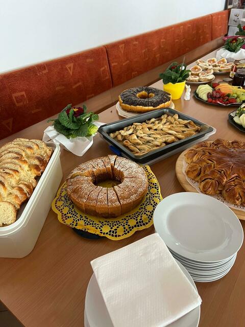 Verschiedene Mehlspeisen, Kuchen und Gebäck standen parat. | Foto: Bernhard Herics