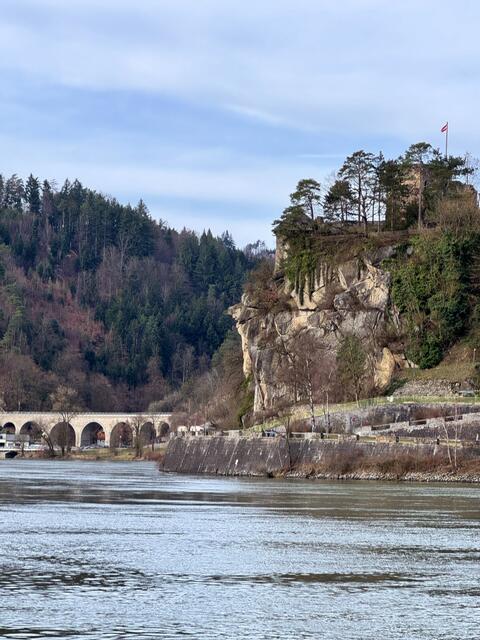 Burg Werfenstein, 1256 erstmals erwähnt, links hinten das Eisenbahn Viadukt darunter Eingang zur wunderschönen erwanderbaren Stillensteinklamm.

 | Foto: Franz Dörr
