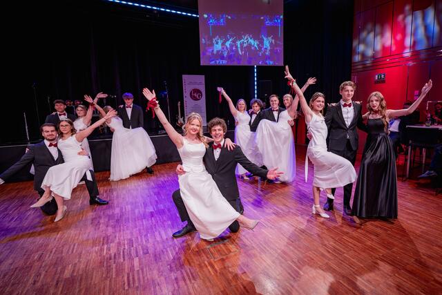 96 Maturantinnen und Maturanten bzw. Absolventinnen und Absolventen der HAK Klagenfurt feierten im Casineum in Velden ihren Ball.