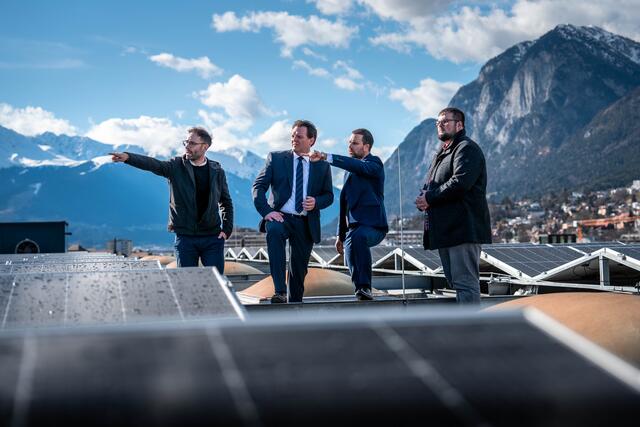 Bis zu 63 Kilowatt-Peak Leistung erreicht die neue PV-Anlage auf dem Landhaus 1. V.li.: Johannes Kessler (Landeshochbau), LR René Zumtobel, LHStv Georg Dornauer und Andreas Sailer (Landeshochbau). | Foto: Land Tirol/Christanell
