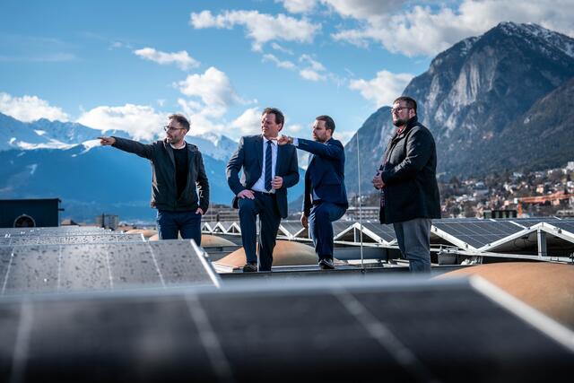 Bis zu 63 Kilowatt-Peak Leistung erreicht die neue PV-Anlage auf dem Landhaus 1. V.li.: Johannes Kessler (Landeshochbau), LR René Zumtobel, LHStv Georg Dornauer und Andreas Sailer (Landeshochbau).  | Foto: Land Tirol/Christanell