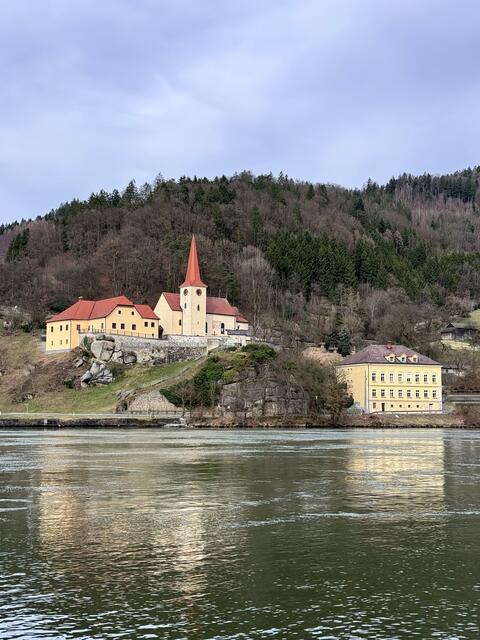 Die romanische Chorquadratkirche St. Nikola wurde etwa um 1141 erbaut, die alte Volksschule dient jedes Jahr am 6. Dezember als Sonderpostamt. Der Nikolaus kommt per Schiff, ein wunderschöner Brauch.



 | Foto: Franz Dörr