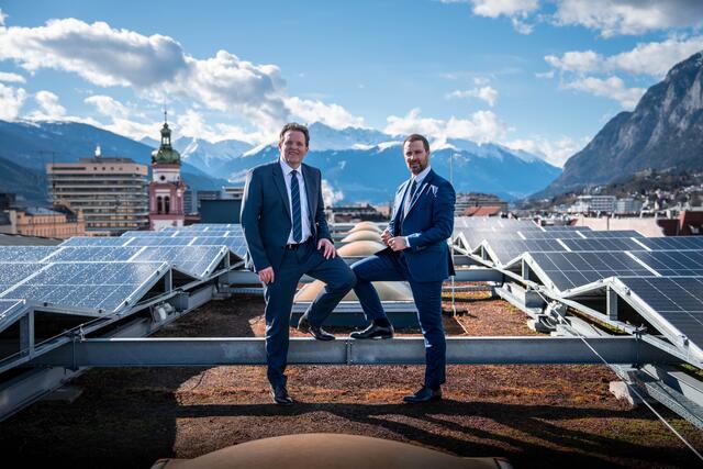 LHStv Georg Dornauer (rechts) und LR René Zumtobel (links) am Dach des Landhauses 1 in Innsbruck. | Foto: Land Tirol/Christanell