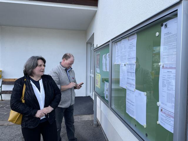 Die neue Bürgermeisterin prüfte nochmals die Anschläge auf der Gemeindeamtstafel. | Foto: Reichel