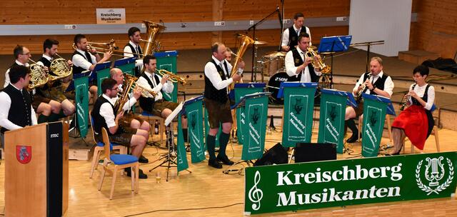 Seit 34 Jahren auf der Bühne, die Kreischberg-Musikanten gaben am Samstag in der Kreischberghalle ihr Frühlingskonzert. | Foto: Anita Galler