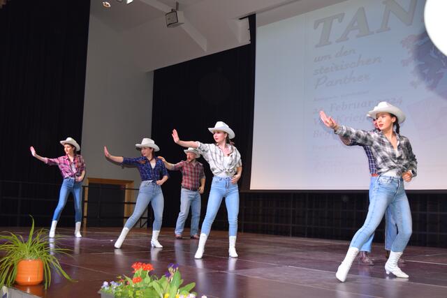 Die vielen Showtanzeinlagen unterhielten die Gäste. | Foto: Selina Duran