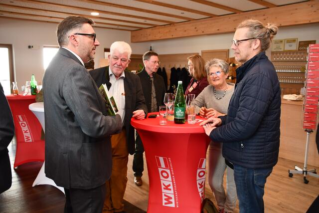 Auf Informationen und Hilfen in wirtschaftlich schwierigen Zeiten machten Vertreter der Wirtschaftskammer die Firmen aufmerksam. | Foto: Wirtschaftskammer