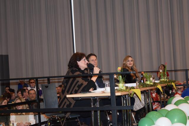 Die Jury, bestehend aus Schlagerstar Adriana (r.), Ping-Pong-Parkinson-Weltmeister Hans-Peter Stangl (M-) und Irmtraud Jelesic der Ballettschule Reinisch (l), bewertete die Auftritte.  | Foto: Selina Duran