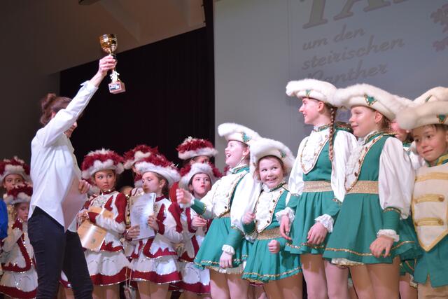 Die Mädchen aus Schladming holten sich in der Kategorie Kindergarde den ersten Platz. | Foto: Selina Duran