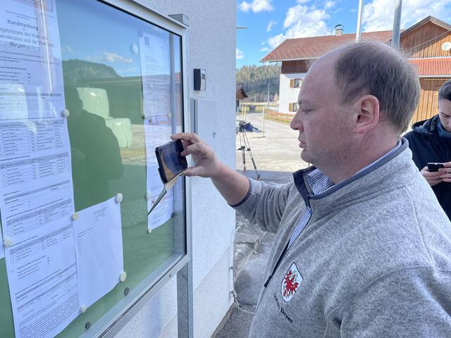 Stefan Dreer beim Abfotografieren des Ergebnisses. | Foto: Reichel