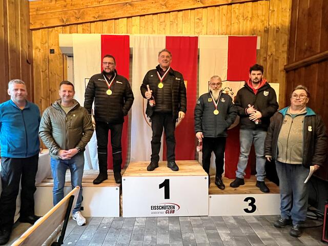 Die ersten vier der Herren Einzel Bezirksmeisterschaft 2024 mit den Gratulanten; vl. EC Brixen Obm. Rupert Straßer, Bürgermeister Andreas Brugger, 2. Hans Pletzer, 1. Martin Luxner, 3. Wolfgang Baumann, 4. Johann Resinger und Bezirksobmann Andi Aberger.