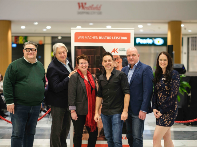 Thomas Fronaschitz (Abteilungsleiter AK Veranstaltungsservice und Kultur), Hannes Fenz (Chefredakteur Shopping Intern), Susanna Stangl (AK Bezirksstellenleitern Bezirk Mödling), Tricky Niki, Markus Wieser (Präsident der AK Niederösterreich) und Melanie Jurczek (Shopping Center Coordinator Westfield. | Foto: Dragan Dok