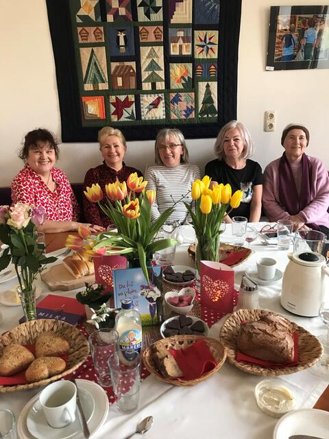 Martha Najsel (l.) mit 24-Stunden-Betreuerinnen. Die Treffen dienen als Ort für Austausch, Beratung und Entspannung.  | Foto: Treffpunkt mensch&amp;arbeit