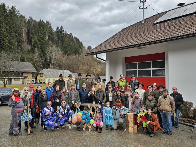 Erstmals seit 22 Jahren fand wieder das Blochziagn statt. Bewohner von Neuhaus mussten sich einem "Eignungstest" unterziehen. | Foto: Heimatklang/R. Motschnig