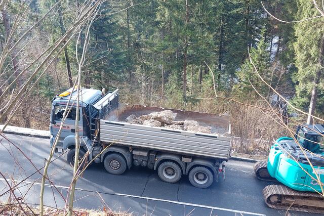 Der Felsbrocken, der am Straßenrand zu liegen kam, wurde heute entfernt und die B162 ist wieder uneingeschränkt von beiden Fahrtrichtungen befahrbar. | Foto: Land Salzburg/Ludwig Fegerl