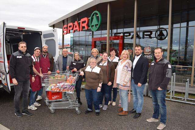 Das SPAR-Team rund um Bettina Zsabetich (3. v. r.) ist stolz auf die Zusammenarbeit mit der Tafel Österreich. | Foto: Christine Moser