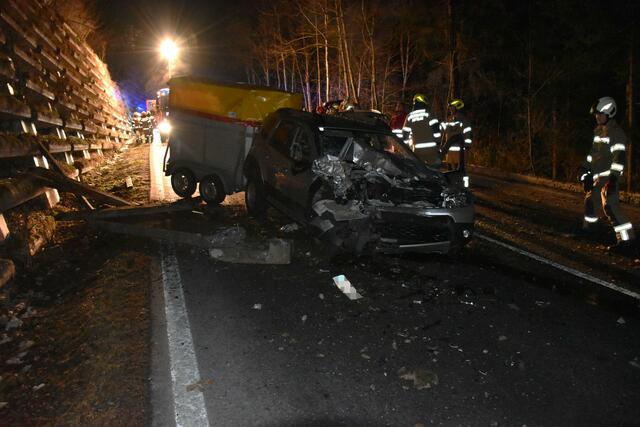 Der Felsbrocken durchschlug die Steinschlagsicherung oberhalb der Lammertal Straße. Ein Autolenker konnte nicht mehr ausweichen.  | Foto: Freiwillige Feuerwehr Abtenau