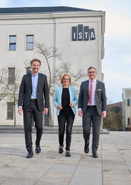 ISTA-Präsident Martin Hetzer, Landeshauptfrau Johanna Mikl-Leitner und Bundesminister Magnus Brunner (v.l.n.r.) vor dem Institute of Science and Technology Austria | Foto: NLK/Pfeifer