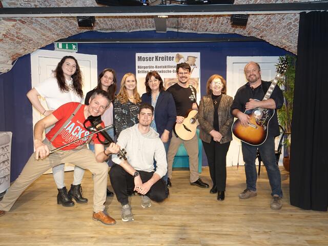 Für „Sketch me if you can" im JuThe sorgten (von links) Christian Moser, Isabella Krassnitzer, Cornelia Reiter, Katharina Kreiter, Clemens Sonnberger, Helene Kogler, Philipp Diethard, Ilse Flor, Helfried Kreiter. 
