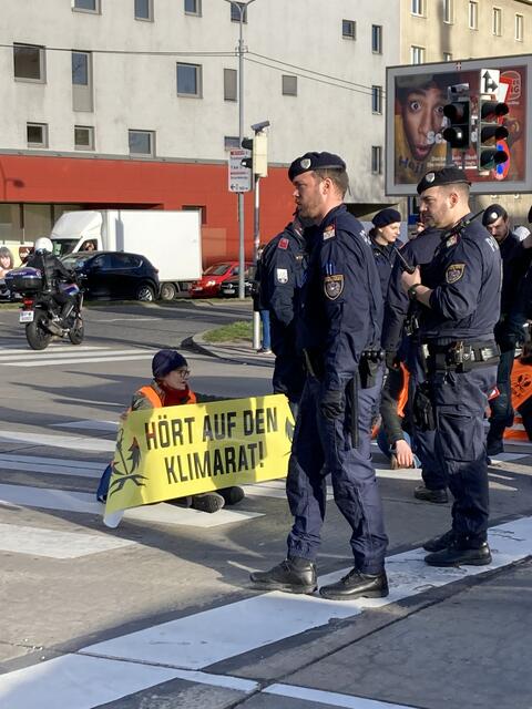 Die Polizei ist aktuell vor Ort, um die Störaktionen aufzulösen. | Foto: Letzte Generation Österreich