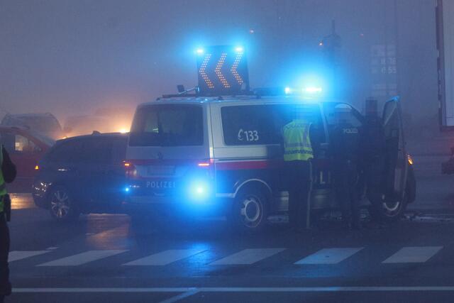 In Wels Neustadt rammt ein BMW Kombi die Seite eines Polizeibusses. Eine Person wurde dabei verletzt.  | Foto: laumat.at