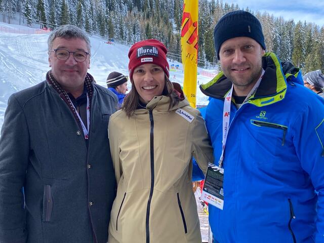 Katrin Ofner mit Josef Rieberer und Michael Göpfart von Murauer Bier. | Foto: GEPA pictures