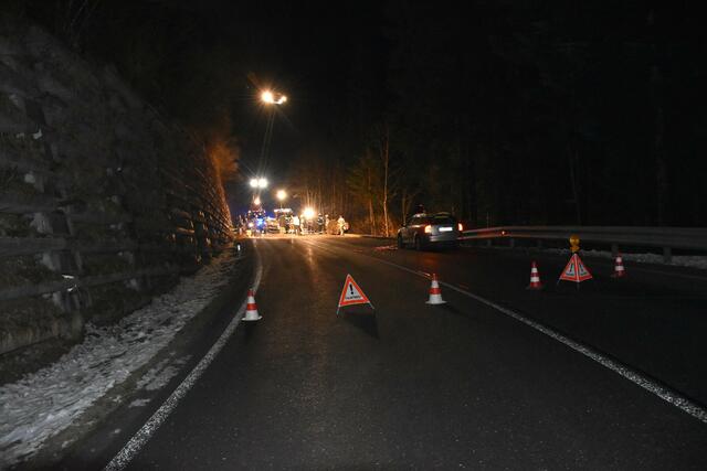 Nach einer gründlichen Kontrolle des Geländes konnte mit den Aufräumarbeiten begonnen werden. | Foto: Freiwillige Feuerwehr Abtenau