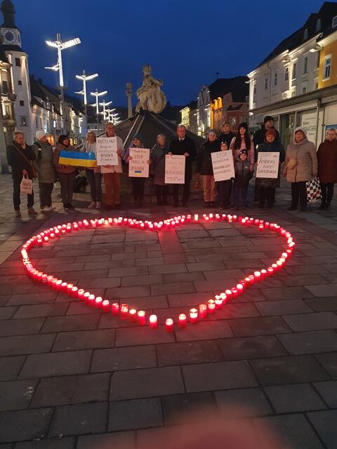Am Samstag jährte sich der russische Angriffskrieg auf die Ukraine zum zweiten Mal. Die Leobener Ortsgruppe von Amnesty International rief anlässlich dieses bitteren Jubiläums zu einer Mahnwache auf.  | Foto: Amnesty International Leoben