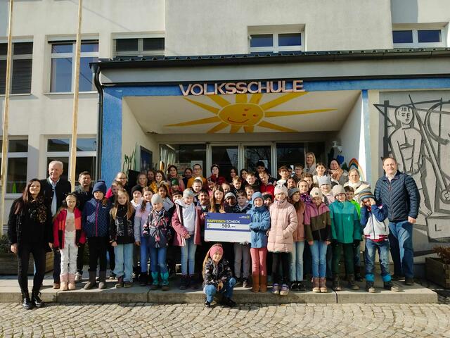 500 Euro gab's als Belohnung für die Schüler der Volksschule St. Florian am Inn für ihre Teilnahme am Weihnachtsmarkt. | Foto: Gemeinde St. Florian/I.