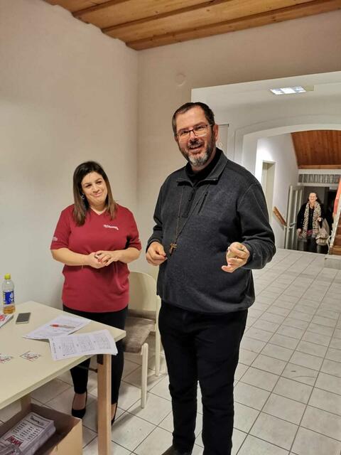 Vereinsmitglied Tina Steiner mit Pfarrer Günter Schweifer | Foto: Andrea Pilles, Anton Grundtner