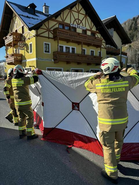 Am Sonntagnachmittag unterstützten die Feuerwehrmänner und -frauen aus Stuhlfelden das Rote Kreuz bei einem Verkehrsunfall.  | Foto: FF Stuhlfelden