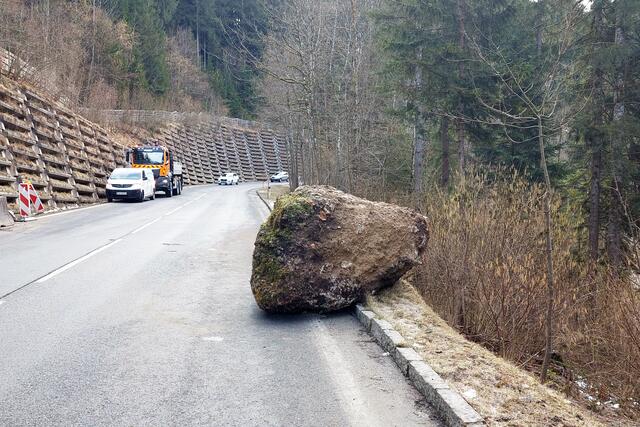Der Felsbrocken wurde heute Vormittag von der B 162, der Lammertal Straße, entfernt. Die Straße ist beidseitig befahrbar, der Steinschlagschutz wurde provisorisch mit Betonschutzwänden abgesichert. | Foto: Land Salzburg/Ludwig Fegerl