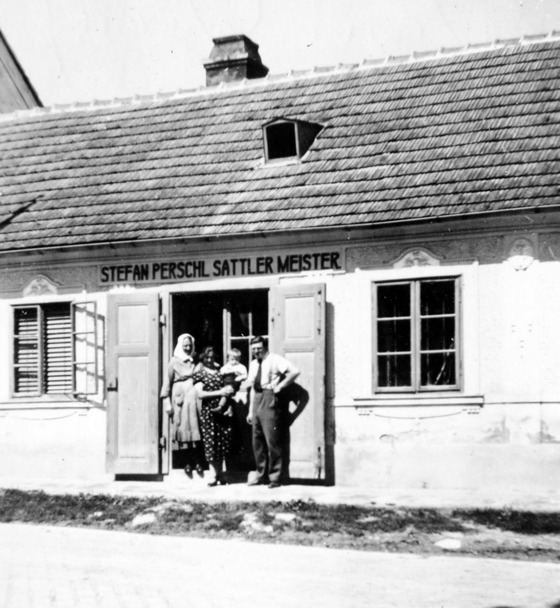 Damas Sitzkünstler Ug Polsterei & Sattlerei Damals & Heute: Sattlerei Perschl um 1940 - Mistelbach