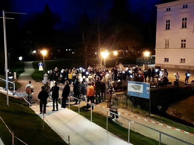Rund 100 Menschen folgten in Bad Vöslau dem Aufruf zur "Verteidigung der Demokratie" | Foto: privat