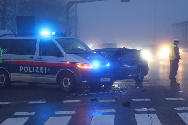 In Wels Neustadt rammt ein BMW Kombi die Seite eines Polizeibusses. Eine Person wurde dabei verletzt.  | Foto: laumat.at