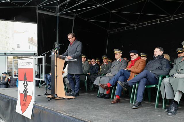Auch Bürgermeister Christian Deleja-Hotko gratulierte den neuen Unteroffizieren. | Foto: Losbichler
