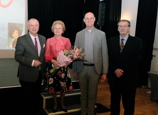 Bürgermeister Hans Stefan Hintner, Jubilarin Heidi Wimmer, Pfarrer Adolf Valenta und Ferdinand Rubel (von links) beim 80. Geburtstag von Heidi Wimmer in der Stadtgalerie. | Foto: Christian Boeger