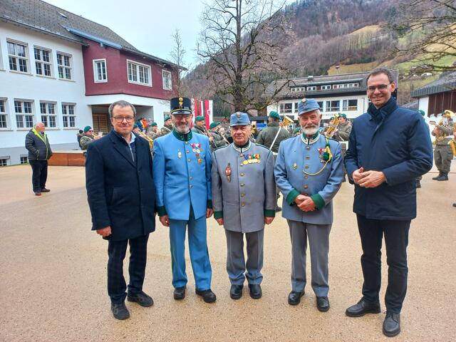 LH Markus Wallner (re.) und der Bürgermeister der Gemeinde Mellau Tobias Bichofberger (li.) mit der Abordnung der Tiroler Kaiserjäger aus Reutte. | Foto: KJ/Ruprecht