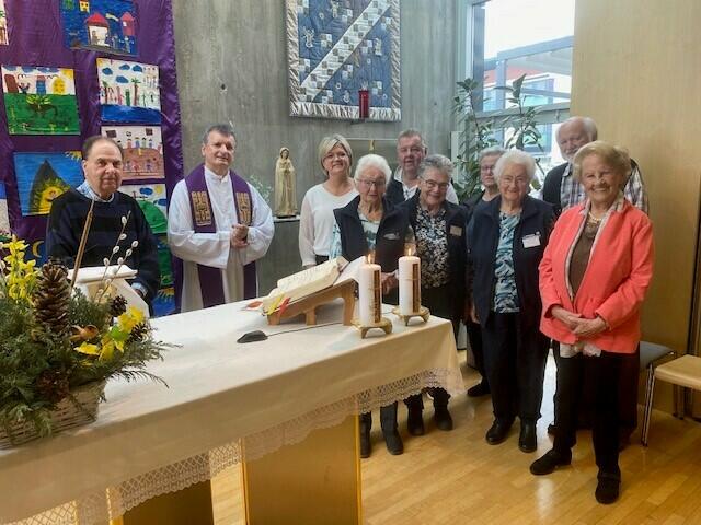 Wolfgang Muhr, Kaszimir Tyrka, Monika Mayrhofer, Andreas Valenta, Aloisia Kreppenhofer, Franz Hadl, Inge Dallamassl, Maria Pfabigan, Herma Maringer und Irma Schimani bei der Messe. | Foto: PBZ Raabs