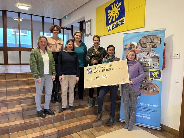 Spendenübergabe durch Zonta-Mitglied Elke Romauch an Frau Direktorin Rosemarie Weissegger-Ellersdorfer | Foto: VS Krumpendorf/Zonta Club Wörthersee