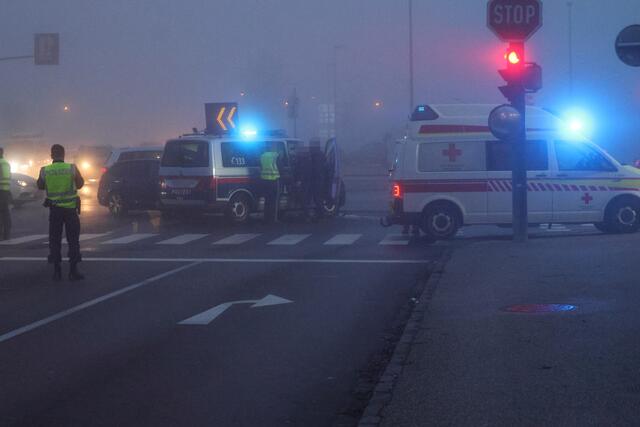 In Wels Neustadt rammt ein BMW Kombi die Seite eines Polizeibusses. Eine Person wurde dabei verletzt.  | Foto: laumat.at