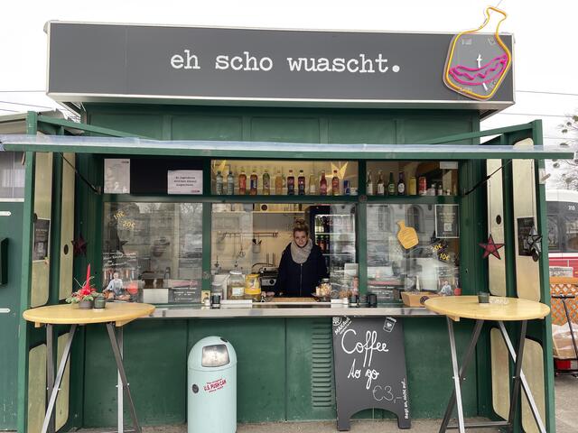 Ab 13. März kann sich bei "eh scho wuascht" wieder klassische Würstel-Sorten oder auch ein veganes Seitanwürstel schmecken lassen. | Foto: Teischl