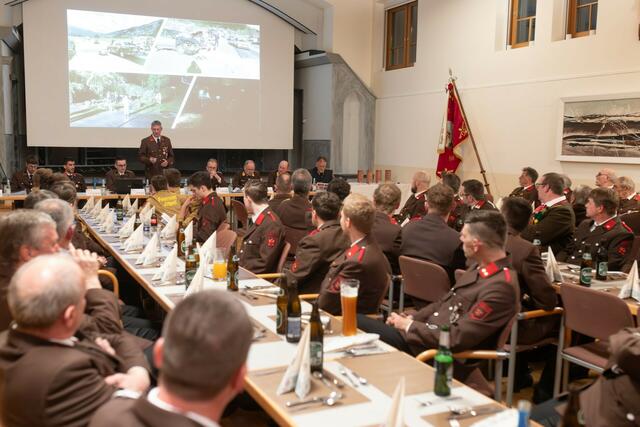 Gemeinsam ließen die Mitglieder der FF Dölsach das vergangene Jahr Revue passieren. | Foto: Brunner Images