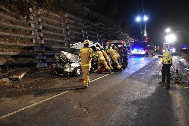 Der Felsbrocken durchbrach den Steinschlagschutz oberhalb der Stützmauer des Berghangs und traf einen Pkw direkt auf die Motorhaube. | Foto: Freiwillige Feuerwehr Abtenau