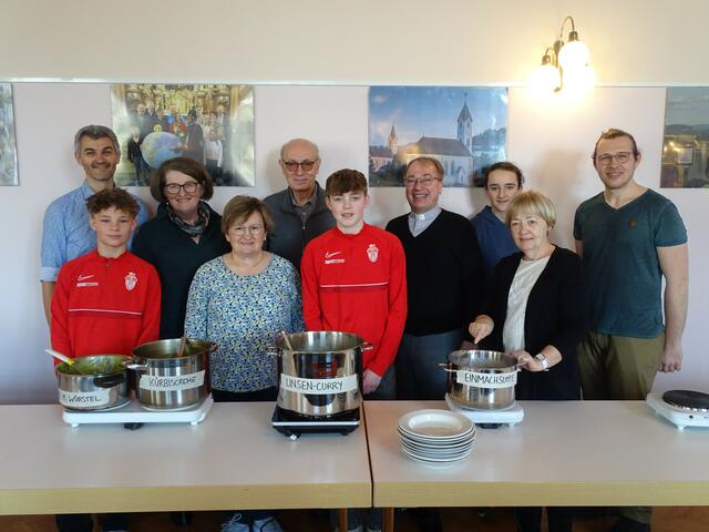 Das Team der Caritas lud die Mitfeiernden der Heiligen Messe zum großen Fastensuppen-Essen im Pfarrzentrum in Steinakirchen am Forst ein. | Foto: Markus Eder