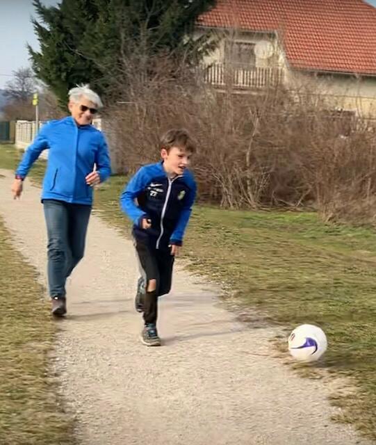 Ein Kickerl mit der Oma macht auch immer Spaß... | Foto: Stockmann